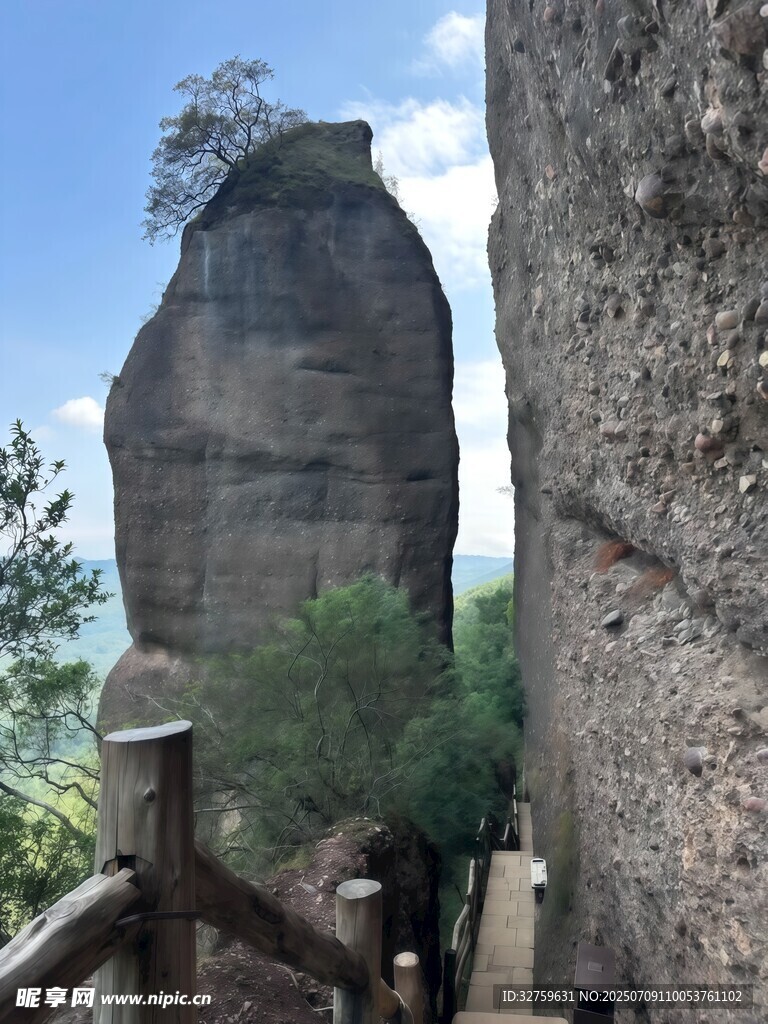 山间奇形巨石景观