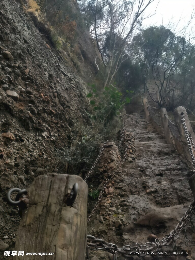 山间古朴石阶