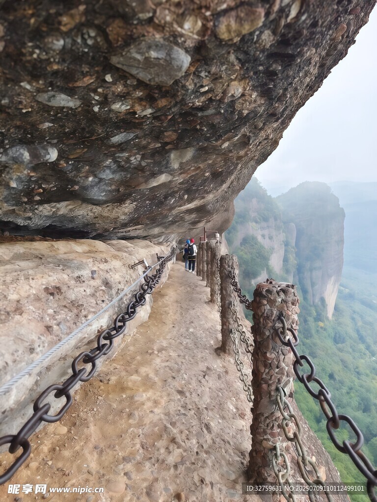 悬崖边的惊险栈道