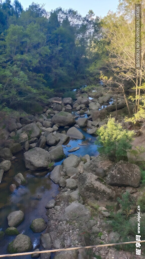 山间溪流与嶙峋怪石