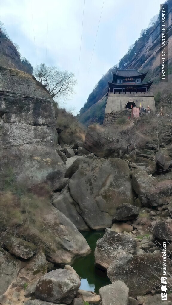 山间石景与古朴建筑