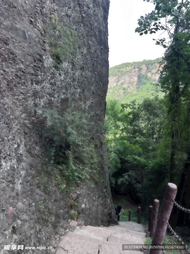 山间石壁旁的幽静小径
