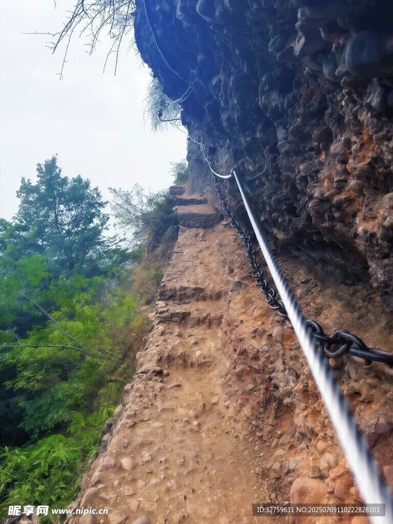 悬崖边的狭窄山路