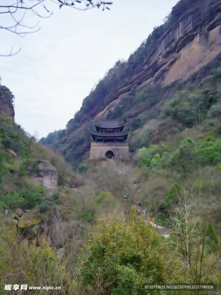 山间古建隐于葱郁植被间