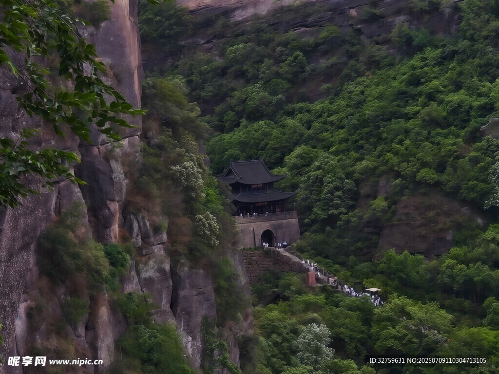 山间栈道穿行于葱郁山林