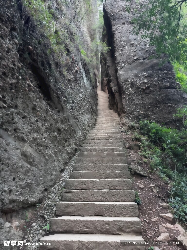 山间狭窄石阶小道