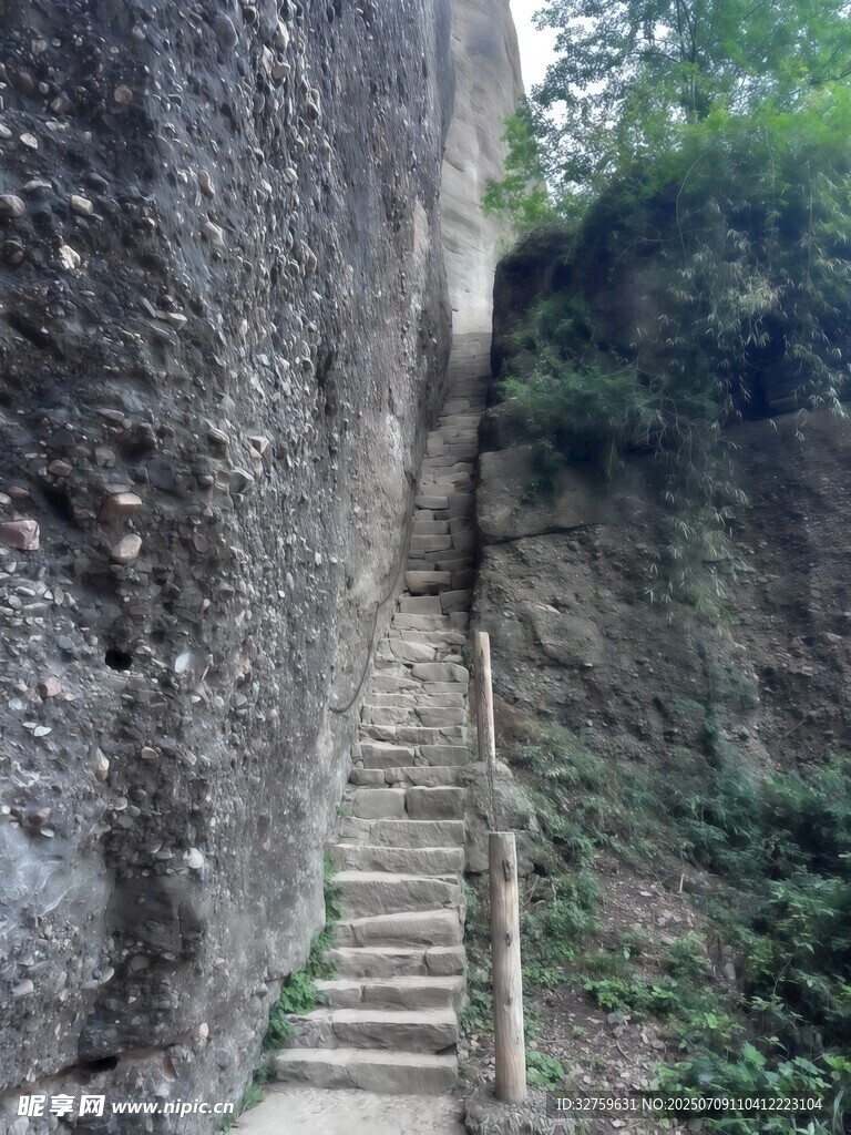 山间石梯