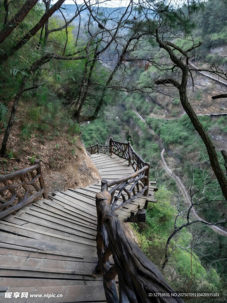 山间蜿蜒木质栈道美景