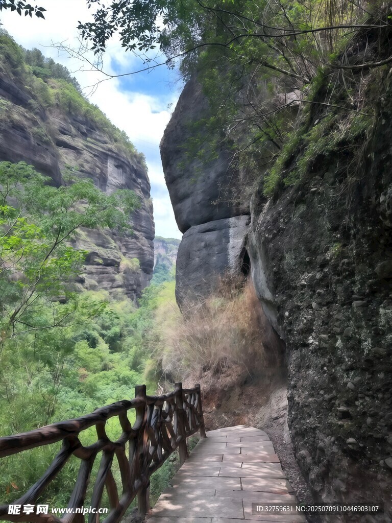 山间幽径穿行于奇峰之间