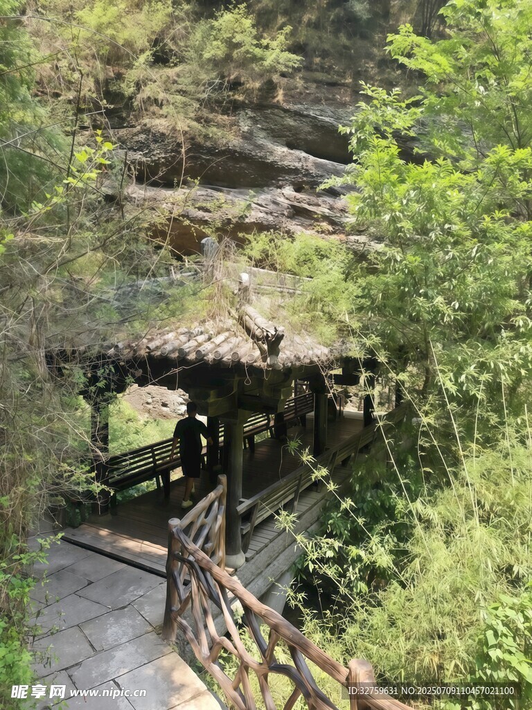 山间栈道旁的古朴亭子