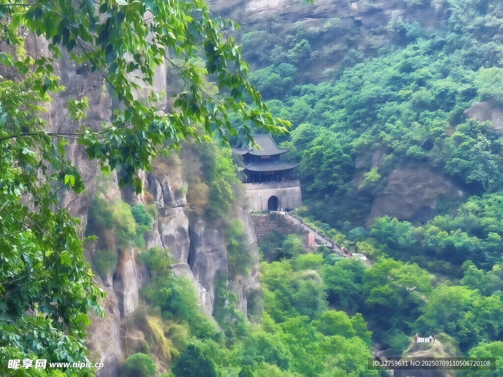 山间绿意中的隐秘隧道