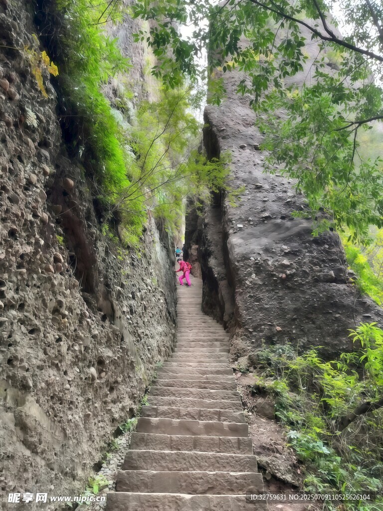 山间石阶小道上的徒步者