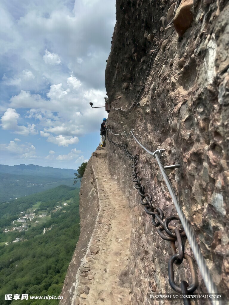 悬崖峭壁上的惊险步道