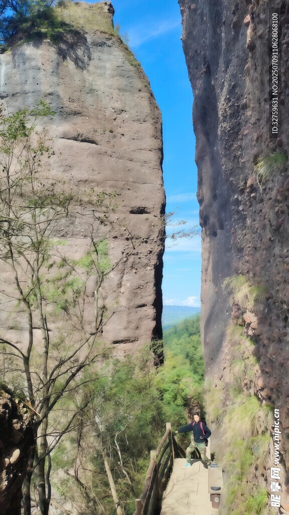 峡谷间的壮丽石桥景观