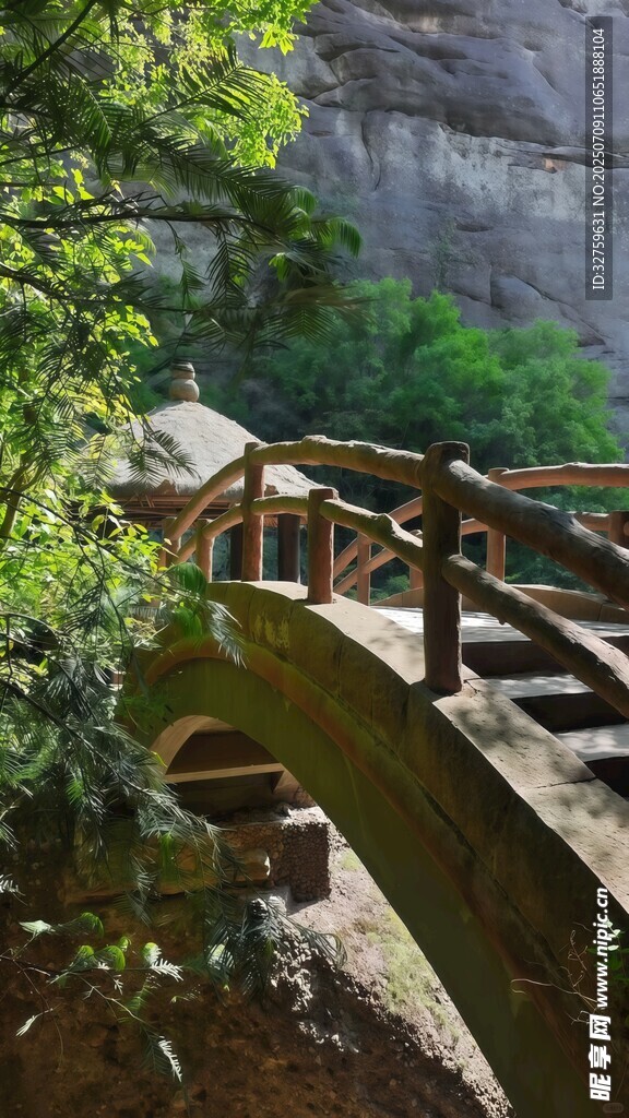 山间木桥伴绿植景致