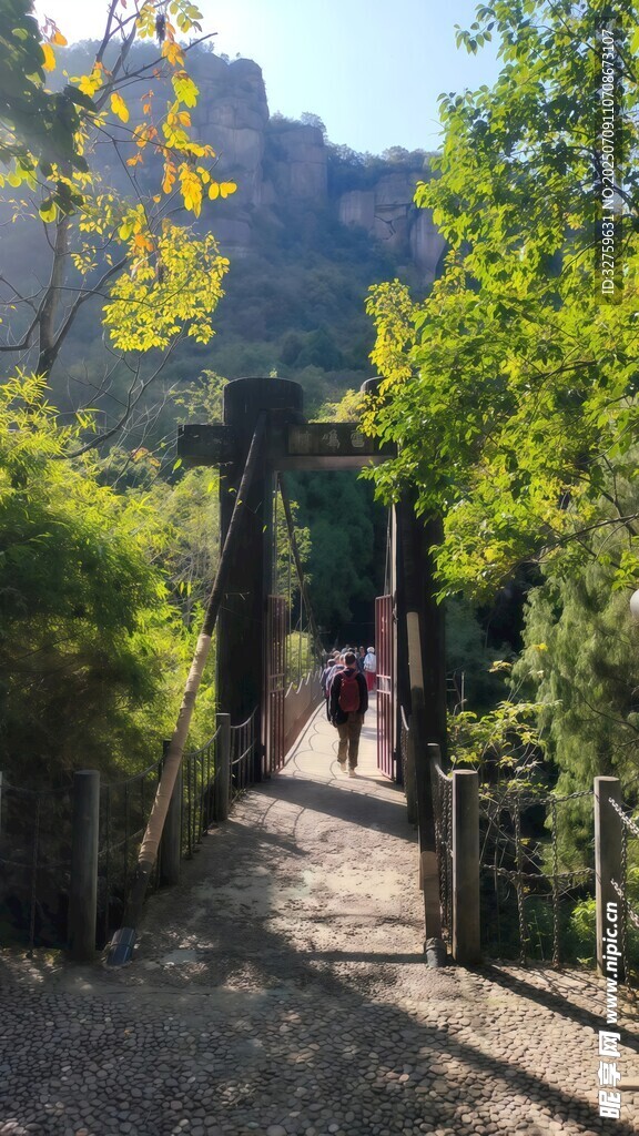 山间木桥处的徒步者