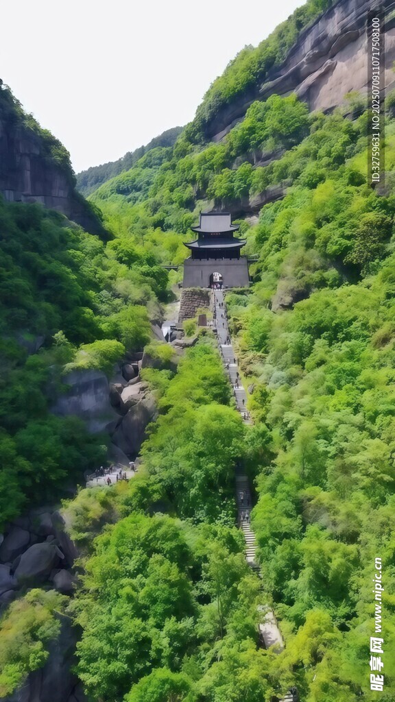 山间古建隐于葱郁绿意中