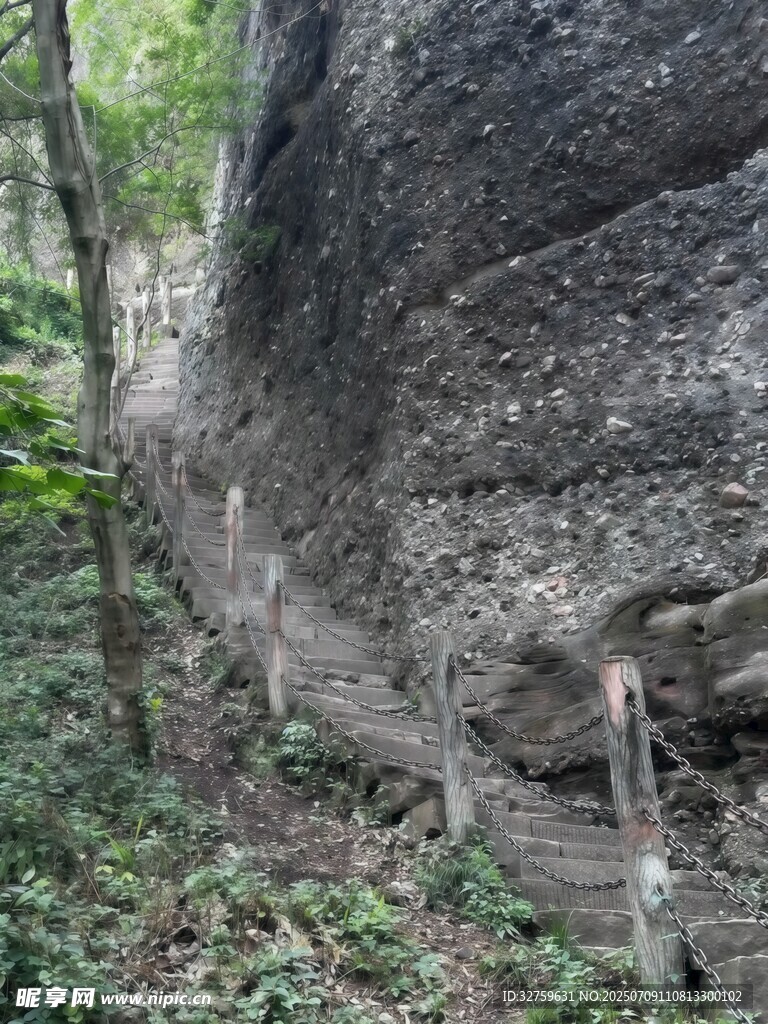 山林间的岩石与木质栈道