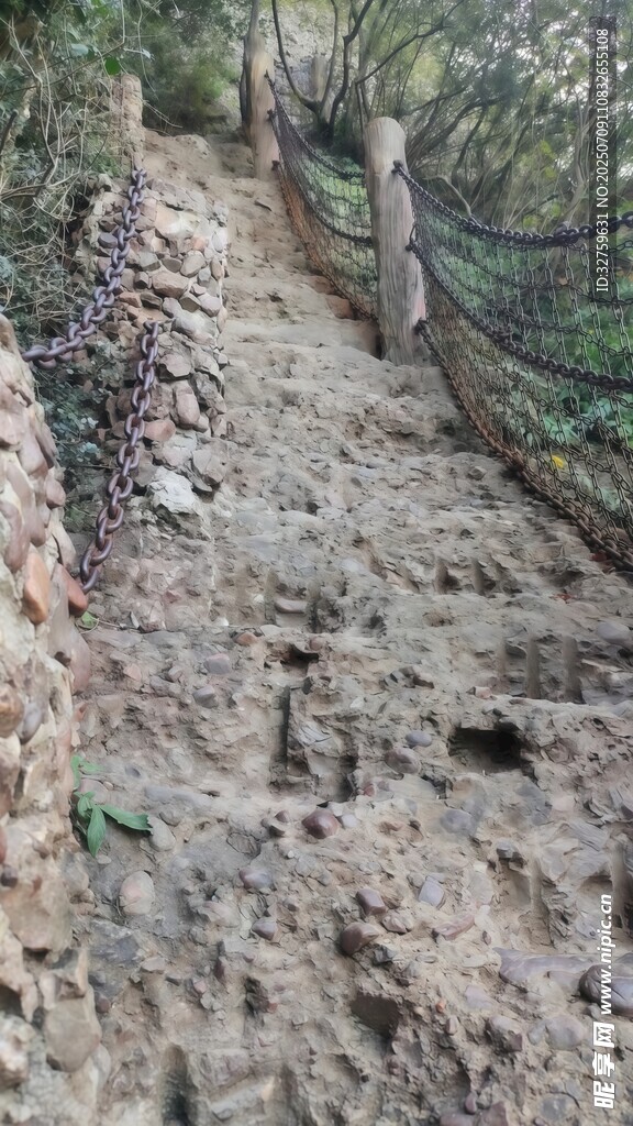 山间古朴石阶