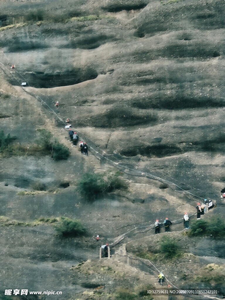 山间蜿蜒行进的队伍
