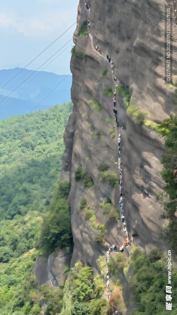 陡峭山壁上的攀岩者