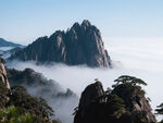 黄山云海中的壮丽山峰