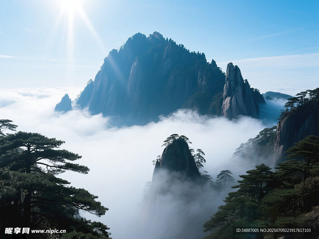 黄山云海中的壮丽山峰