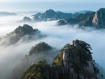 云雾缭绕的壮丽山峦景色