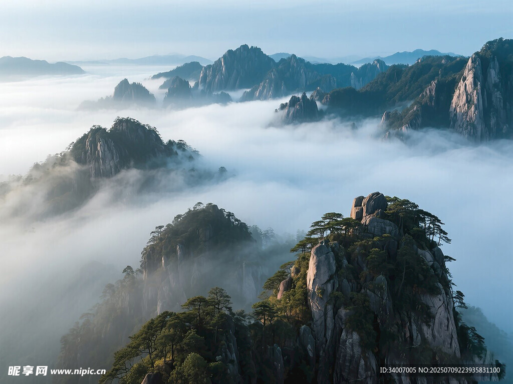 云雾缭绕的壮丽山峦景色