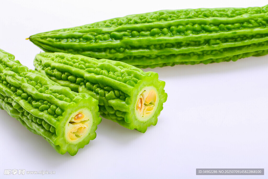 新鲜切段苦瓜特写