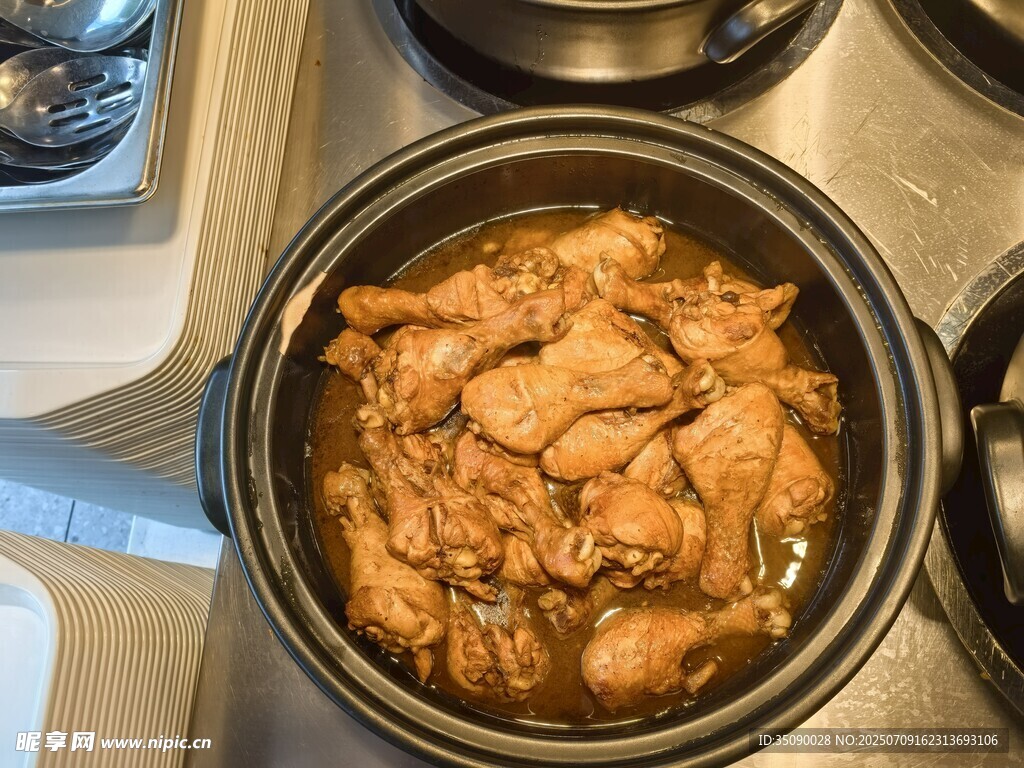 砂锅中的美味卤鸡腿