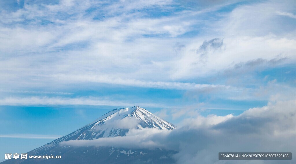 富士山美景蓝天白云相伴