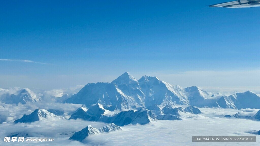 俯瞰壮丽雪山美景