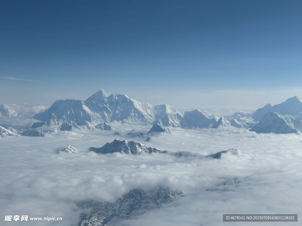 云端之上的壮丽雪山景观