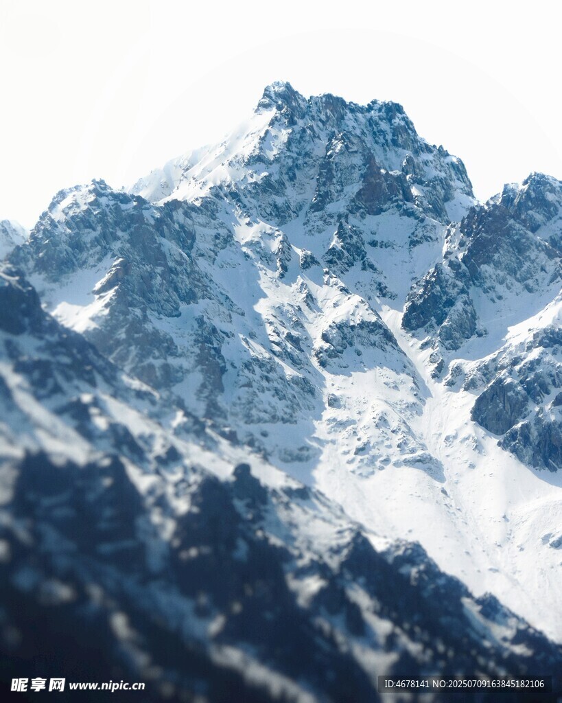 巍峨雪山壮丽景致