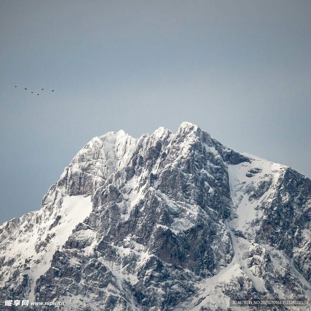 巍峨雪山