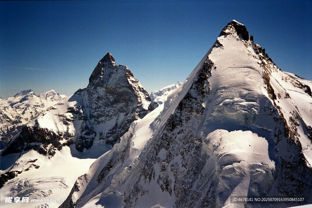 巍峨雪山壮丽景致