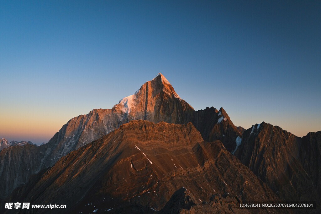 壮丽山峰日出美景