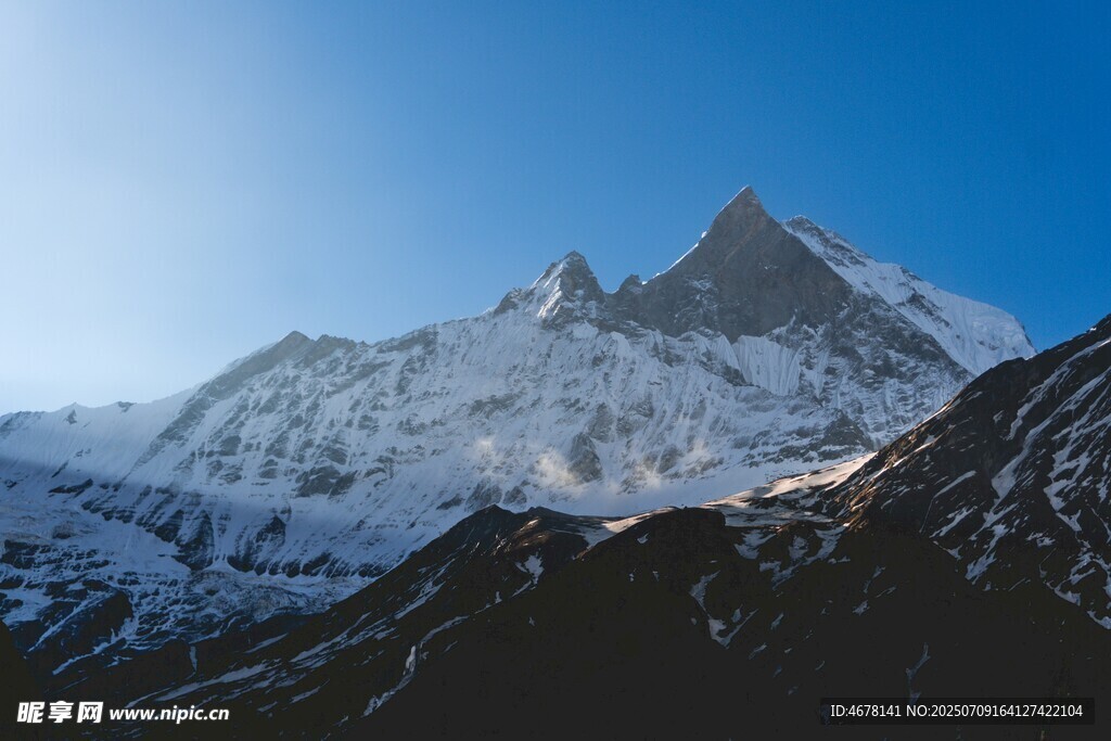 巍峨雪山壮丽景致