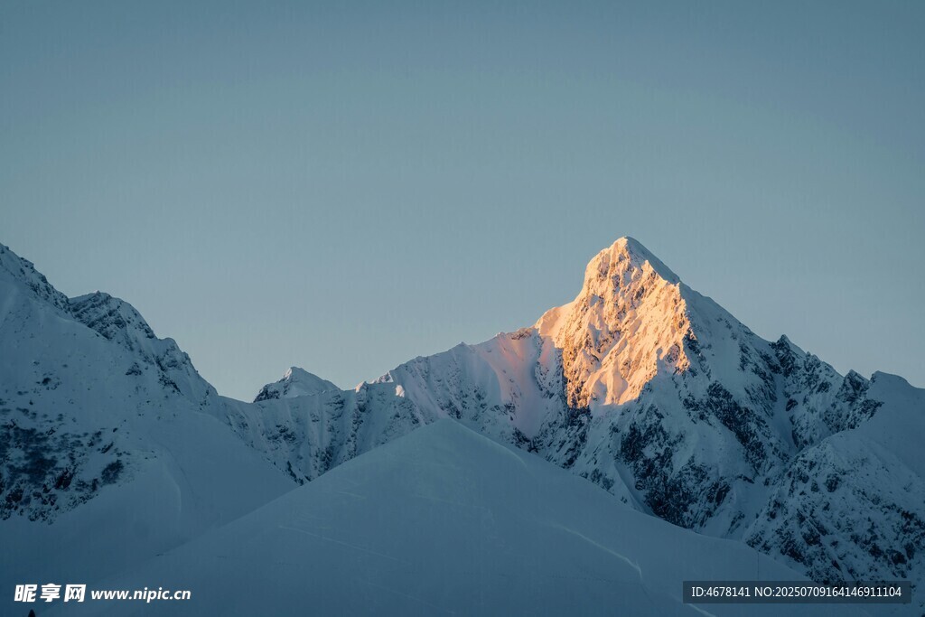 雪山日出美景