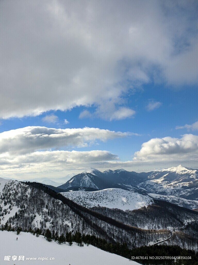 雪山蓝天美景