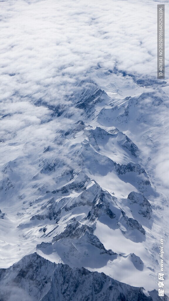 高空俯瞰壮丽雪山景观