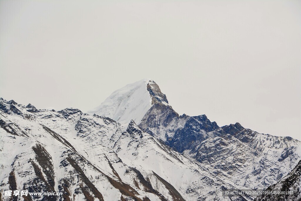 巍峨雪山壮丽景致