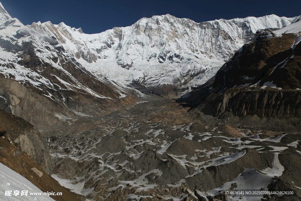 壮丽雪山山谷景观