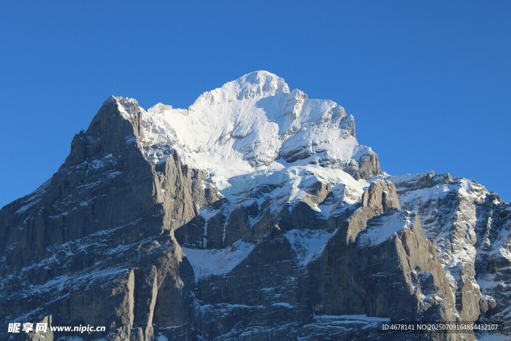 巍峨雪山壮丽景致