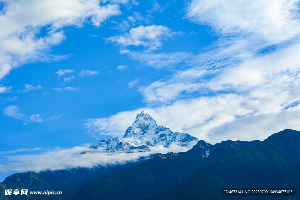 巍峨雪山映蓝天