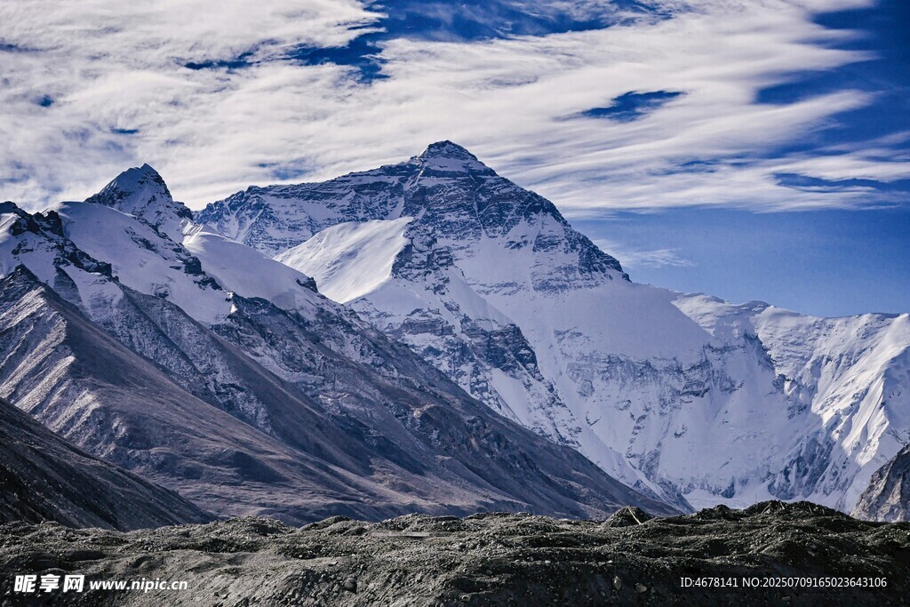 巍峨壮丽的雪山景观