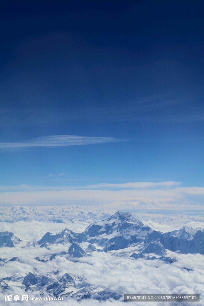 高空俯瞰壮丽雪山云海