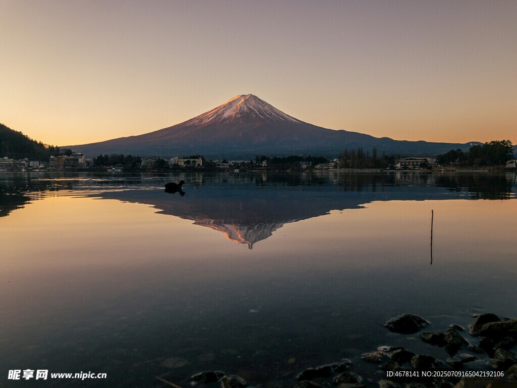 富士山湖畔绝美日落倒影