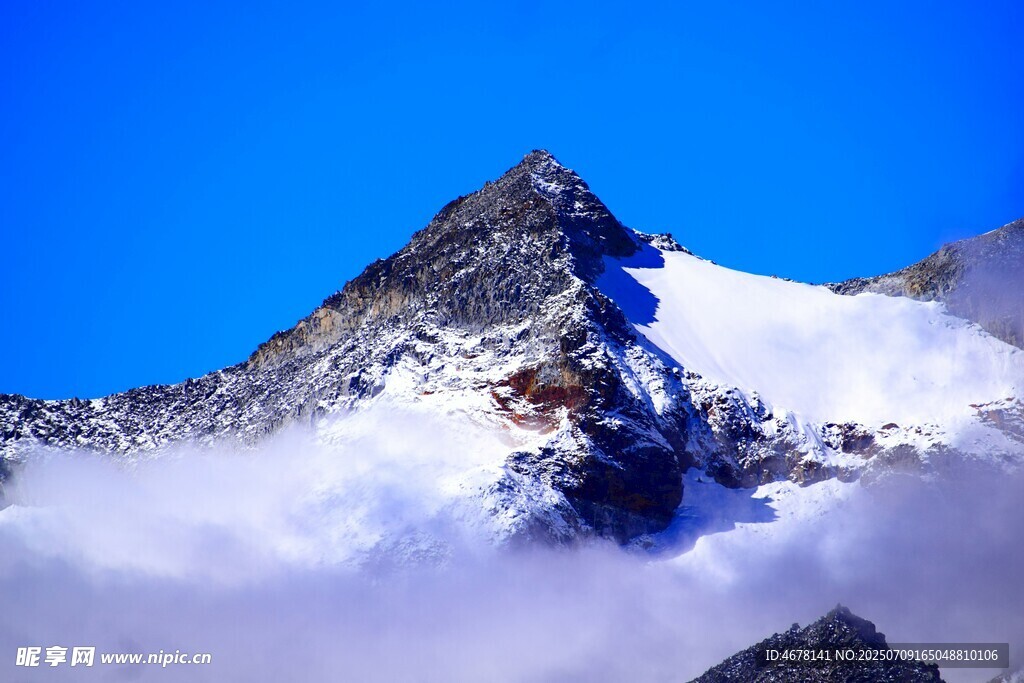 巍峨雪山耸立于云海之上